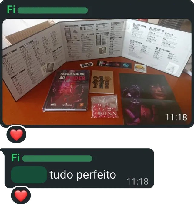 Mensagem com a foto do livro, do escudo do mestre, de um pôster, dos dados, dos adesivos e do marcador sobre a mesa, seguida de outra mensagem da mesma pessoa: "tudo perfeito".