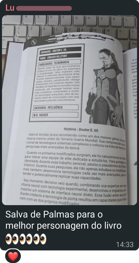 Mensagem com a foto da página do personagem Doutor E. Vil no livro, e o texto: "Salva de Palmas para o melhor personagem do livro", seguido de emojis de olhos.