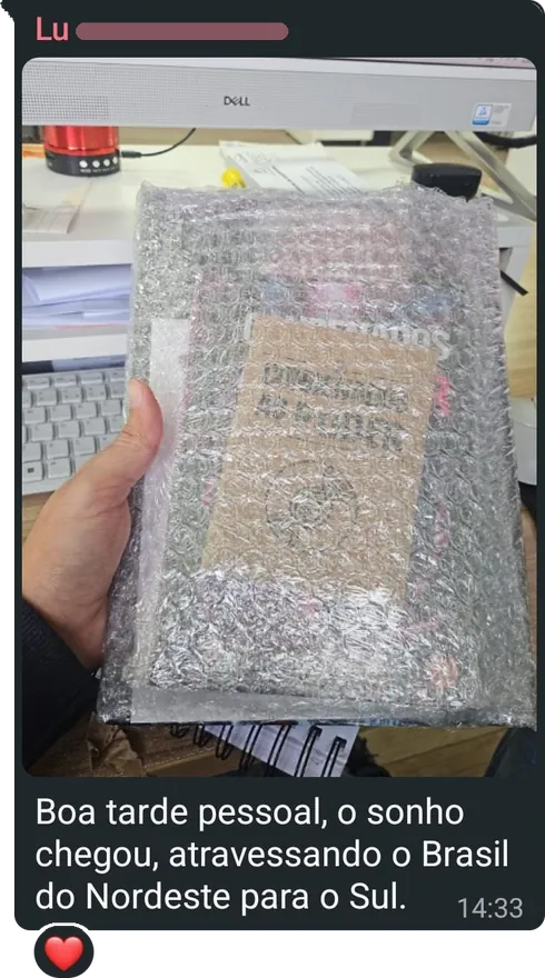 Mensagem com a foto do livro ainda no plástico-bolha, e o texto: "Boa tarde pessoal, o sonho chegou, atravessando o Brasil do Nordeste para o Sul."